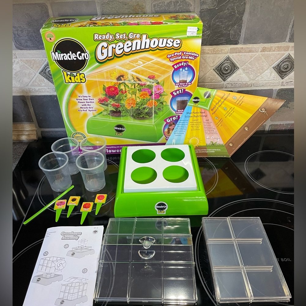 NWT Miracle-Gro  greenhouse set great for family fun or for teacher learning